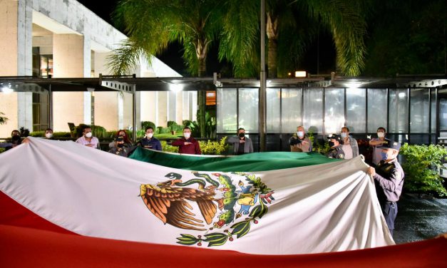 Congreso local, iza y arría Bandera Nacional en memoria de fallecidos por COVID-19