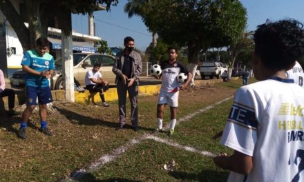 Comprometidos con el deporte, se entrega uniformes y balones en Colonia Esperanza y San Rafael Calería