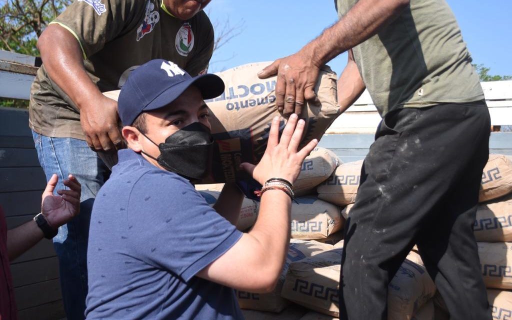 Gómez Cazarín encabeza construcción de camino en Arroyo de Liza, San Andrés