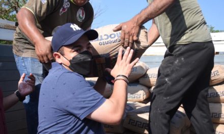 Gómez Cazarín encabeza construcción de camino en Arroyo de Liza, San Andrés