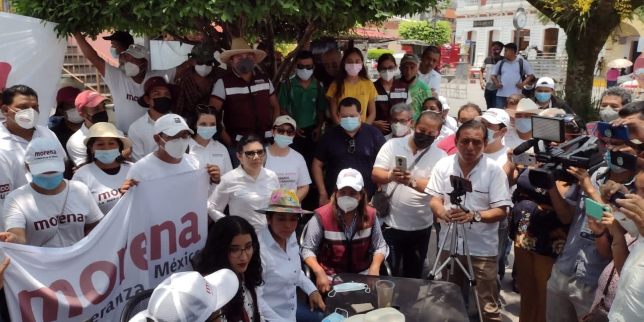 Thelma Hernández recorre las calles de Misantla.