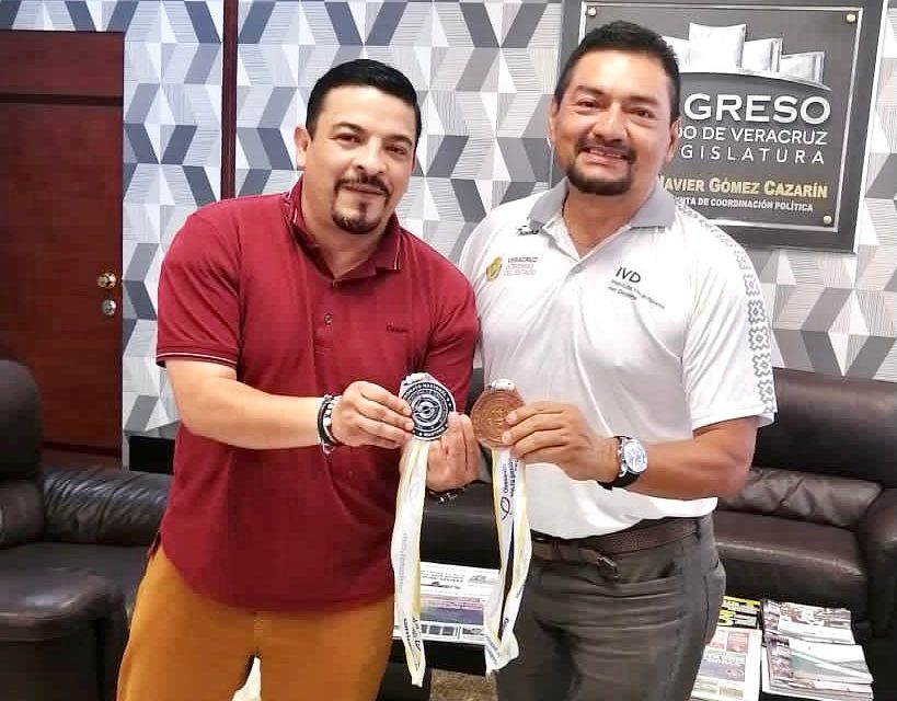 Trabajador del Congreso con discapacidad continúa ganando medallas en tiro con arco