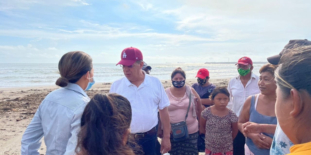 Pozos Castro se une a brigada de limpieza de playa de Tuxpan tras paso de Grace