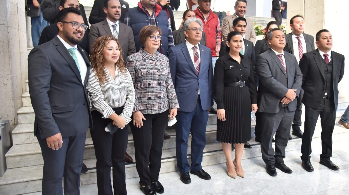 Atizan tupido a Guillermo Fernández en su comparecencia