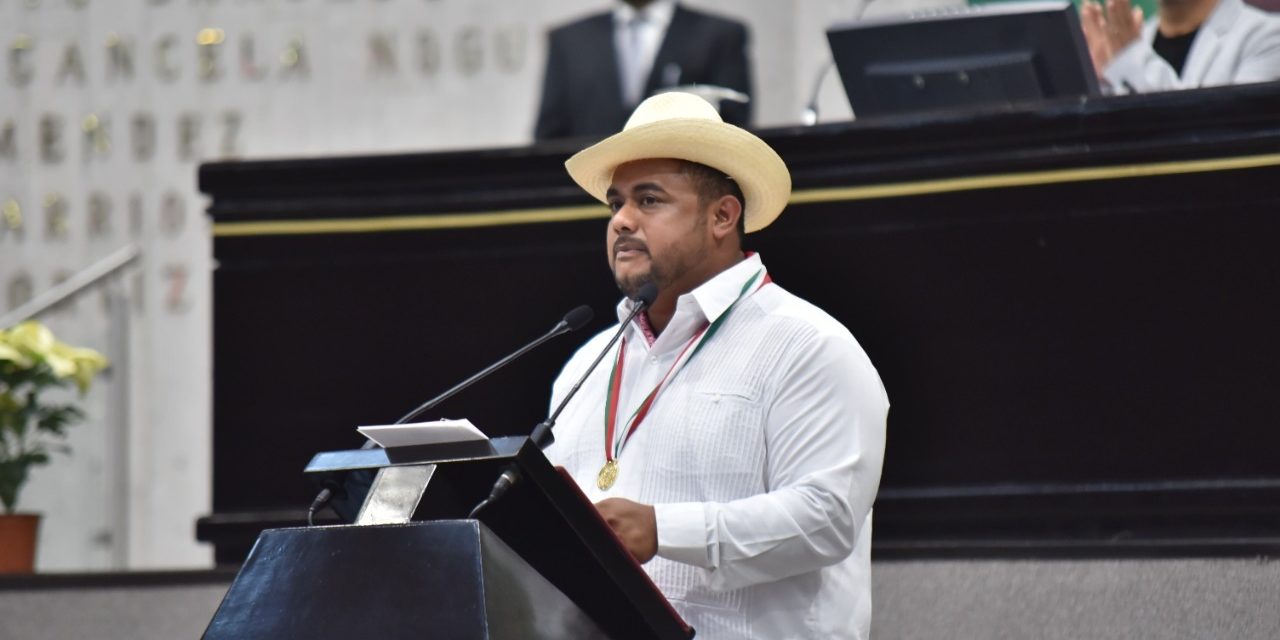 Entrega Congreso medalla Adolfo Ruiz Cortines al poeta Luis Rodríguez Pulido