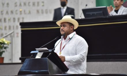 Entrega Congreso medalla Adolfo Ruiz Cortines al poeta Luis Rodríguez Pulido