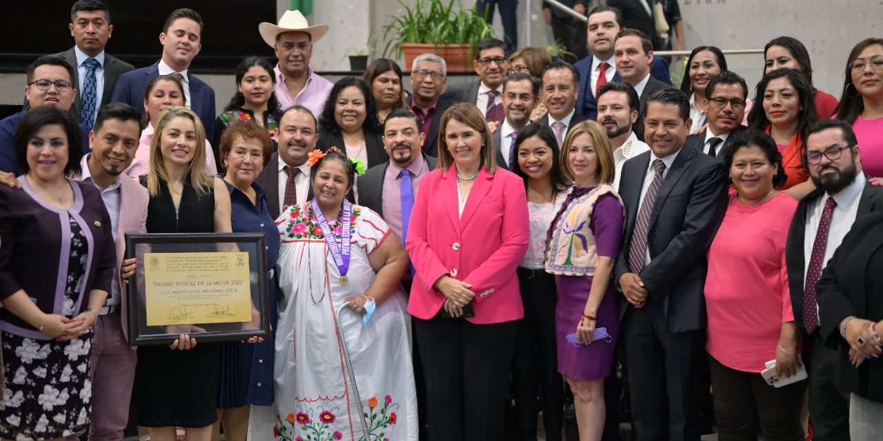 Diputados de oposición desaíran a galardonada del Premio Estatal de la Mujer