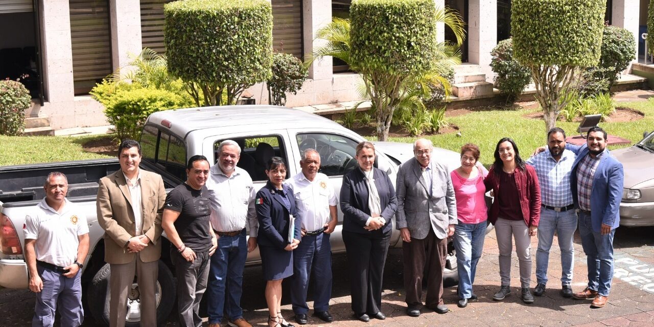 Dona Congreso tres unidades automotrices a Bomberos de Xalapa