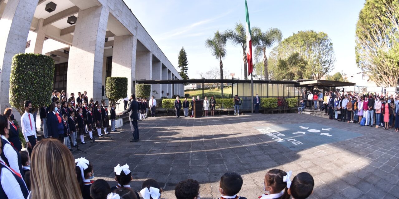 En el Congreso, estudiantes de primaria rinden honores a la Bandera