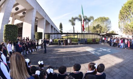 En el Congreso, estudiantes de primaria rinden honores a la Bandera