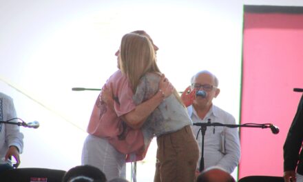 <strong>Besos y apapachos entre Beatriz Gutiérrez Müller y Paty Lobeira</strong>