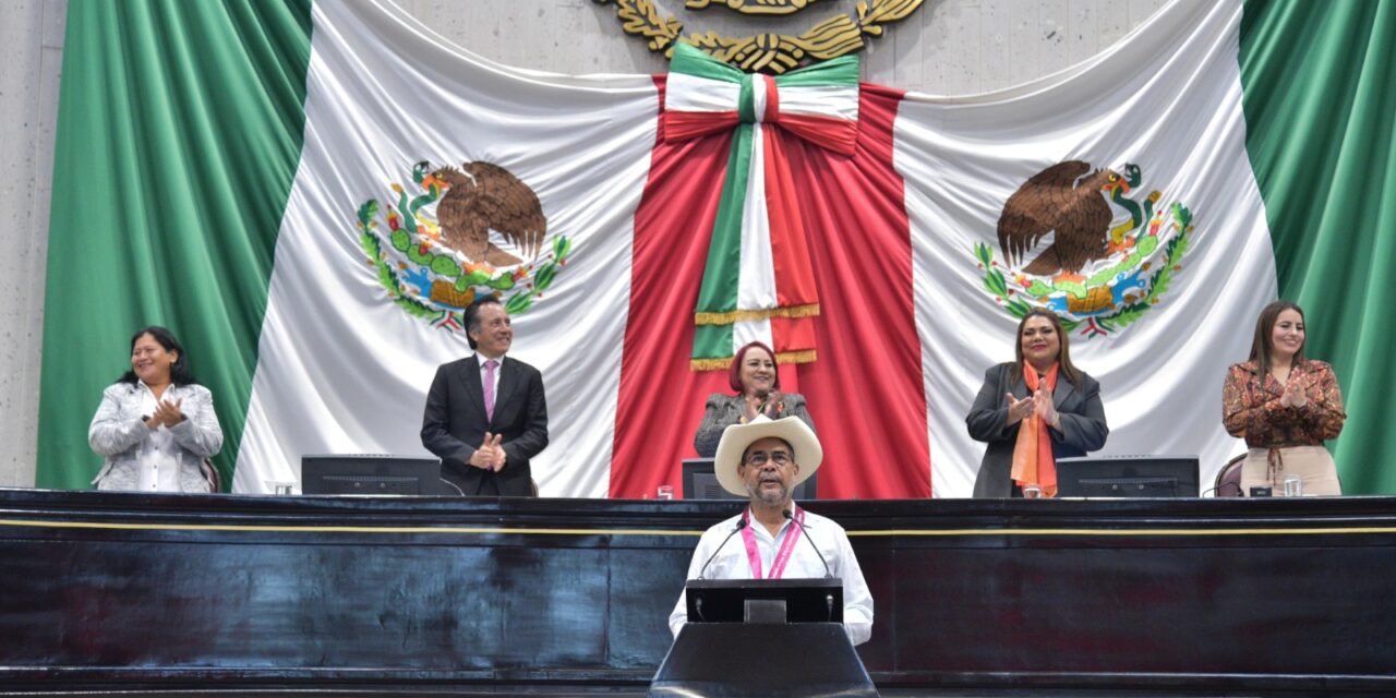 Entrega Poder Legislativo a Gilberto Gutiérrez la medalla Adolfo Ruiz Cortines