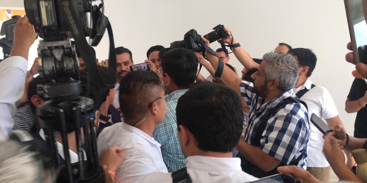 En visita de Máynez a Xalapa, ‘menosprecia’ a la prensa a pesar de andar en campaña