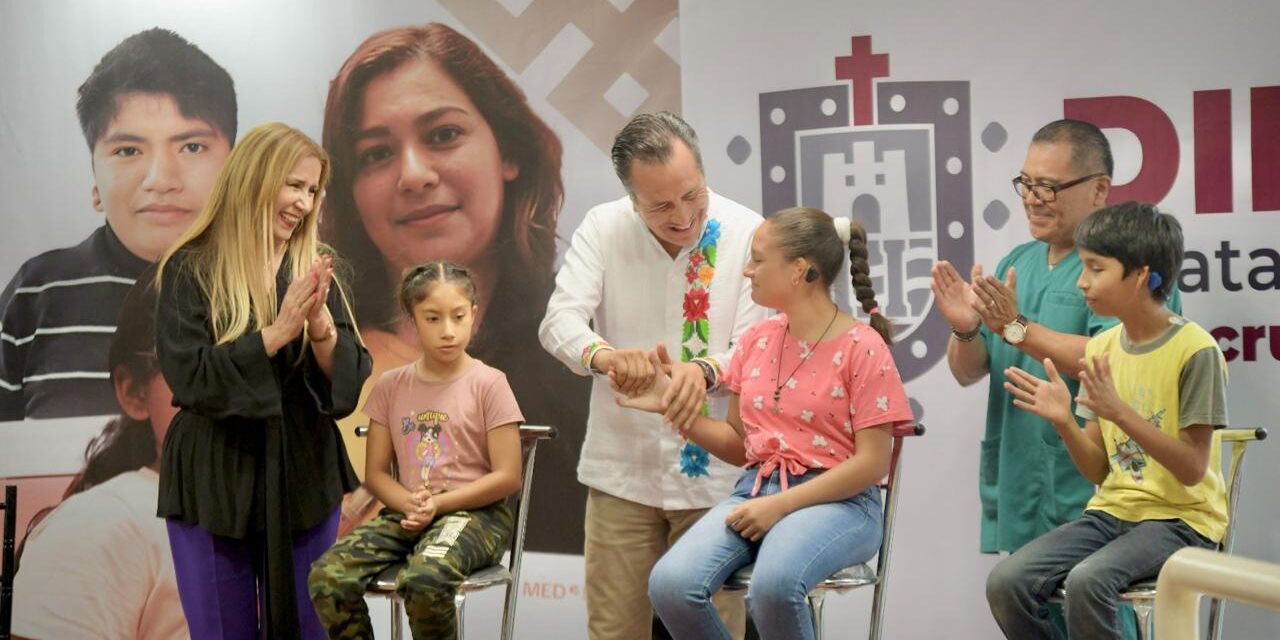 Gobernador y DIF entregan aparatos auditivos para mejorar calidad de vida de infantes