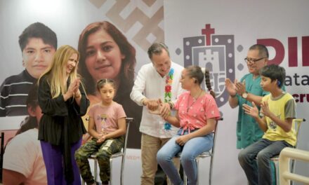 Gobernador y DIF entregan aparatos auditivos para mejorar calidad de vida de infantes