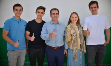 Pepe Yunes emite su voto en Perote