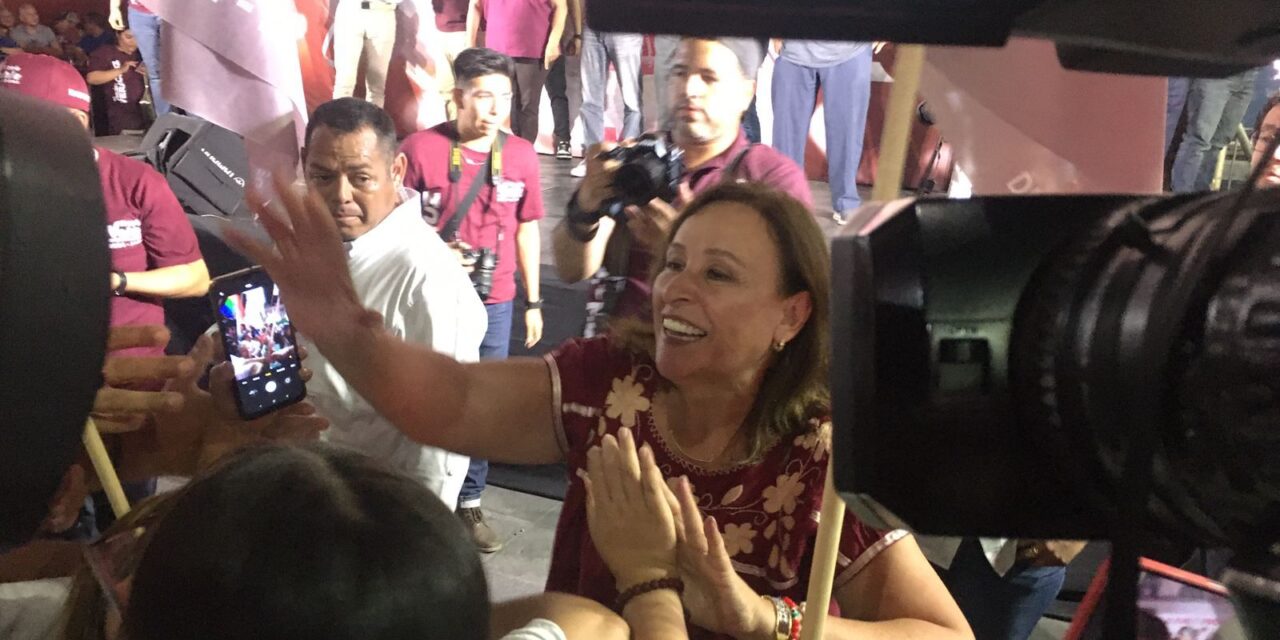 Festeja Nahle con simpatizantes en Plaza Lerdo de Xalapa