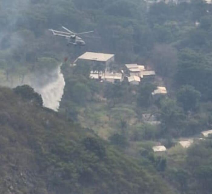 Dos aeronaves realizan ataques aéreos en incendio de Tlilalpan