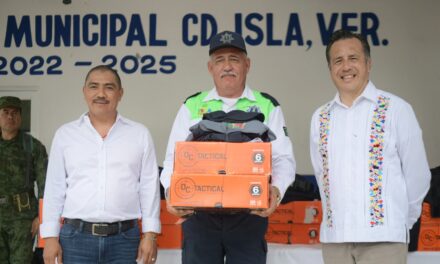 Entregan equipo a policías del municipio de Isla