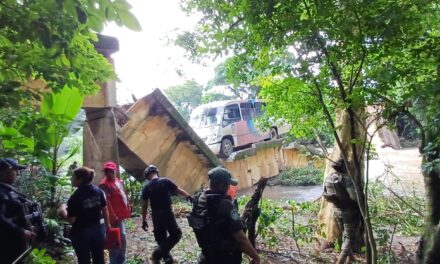 Colapsa puente en Omealca, culpan a la SIOP y a su titular Elio Hernández 