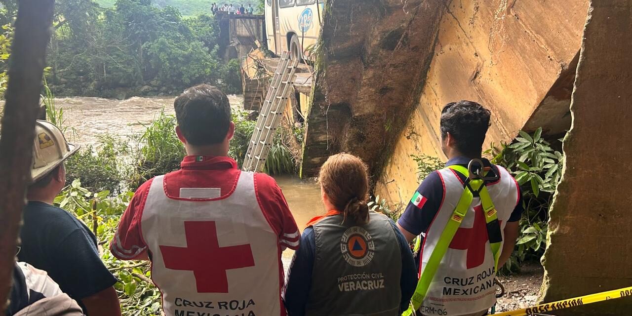 Atienden a heridos tras caída de puente en Omealca, dan de alta a cuatro