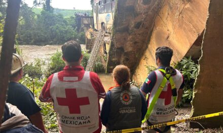 Atienden a heridos tras caída de puente en Omealca, dan de alta a cuatro