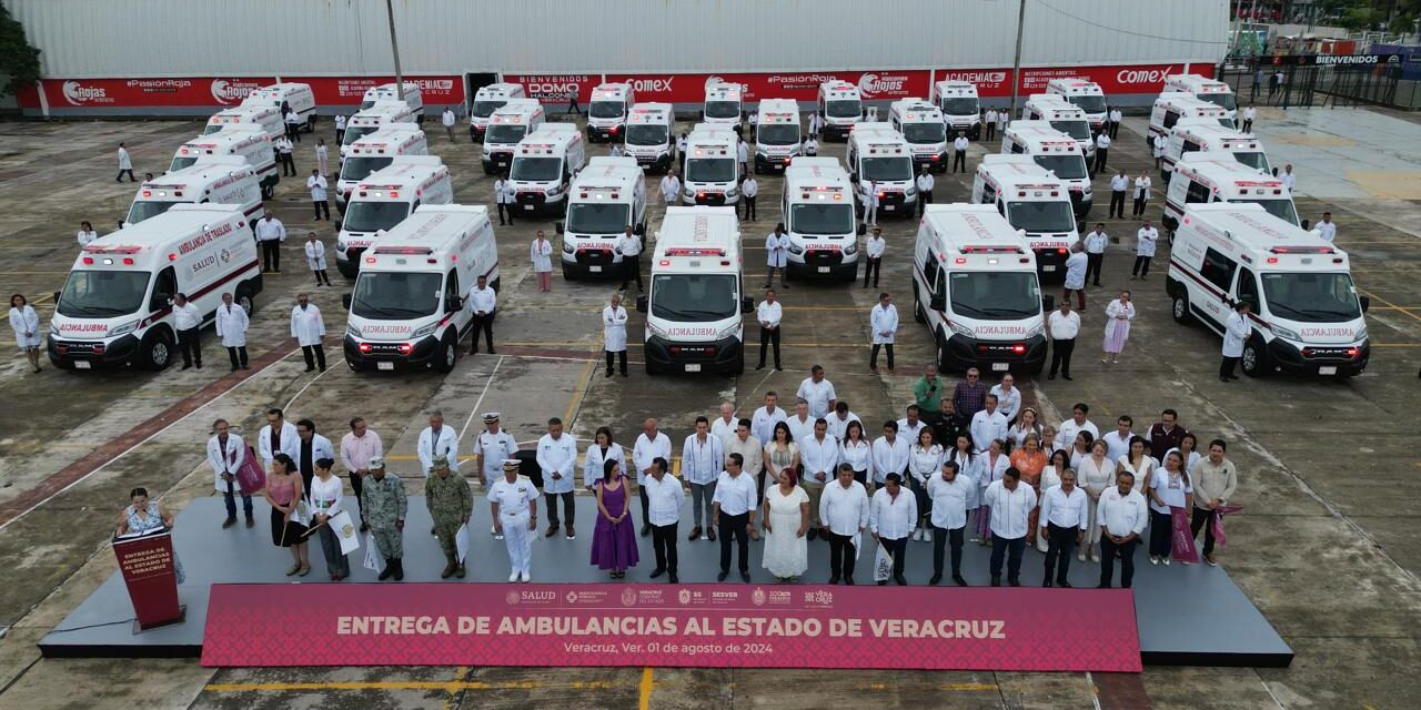 Cuitláhuac García entrega 35 ambulancias más para el bienestar de la población