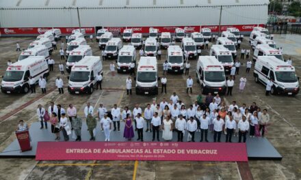 Cuitláhuac García entrega 35 ambulancias más para el bienestar de la población