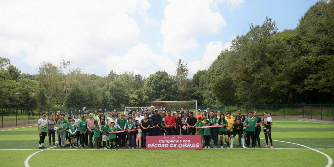 Jugadores profesionales de Cruz Azul en inauguración de canchas de ‘Molino de San Roque’ en Xalapa