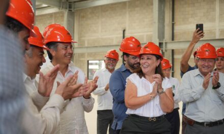 Rocío Nahle asiste a ceremonia por 59 aniversario del IMP en Boca del Río