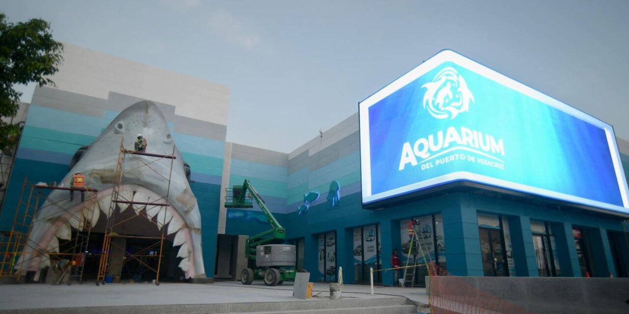 Instalan colosal pantalla interactiva en fachada del Aquarium de Veracruz