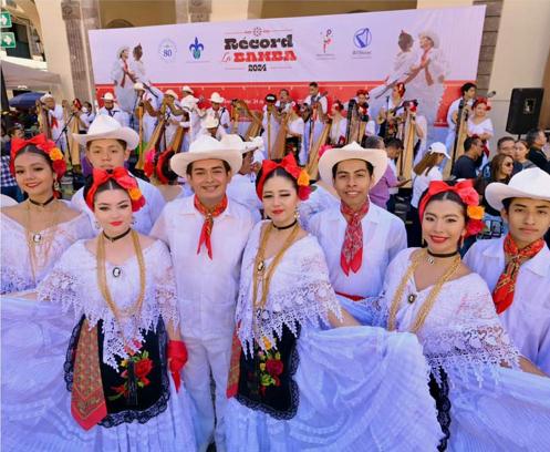 Más de 2 mil veracruzanos bailaron ‘La Bamba’ en Xalapa