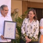 ROCÍO NAHLE APLAUDE RECORD DE BALLET FOLKLORICO DE LA UV