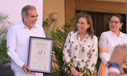 ROCÍO NAHLE APLAUDE RECORD DE BALLET FOLKLORICO DE LA UV