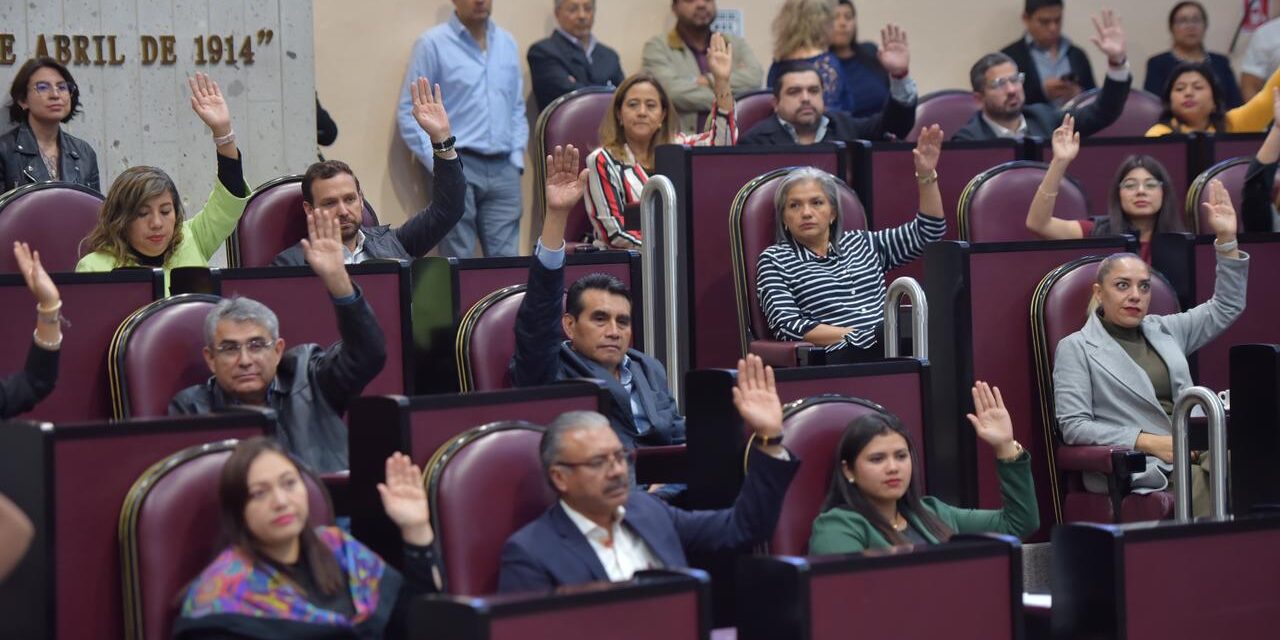 Da Congreso autorización para que tres personas asuman cargos públicos