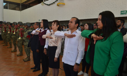 Encabeza Claudia Tello primer homenaje a la bandera en la SEV