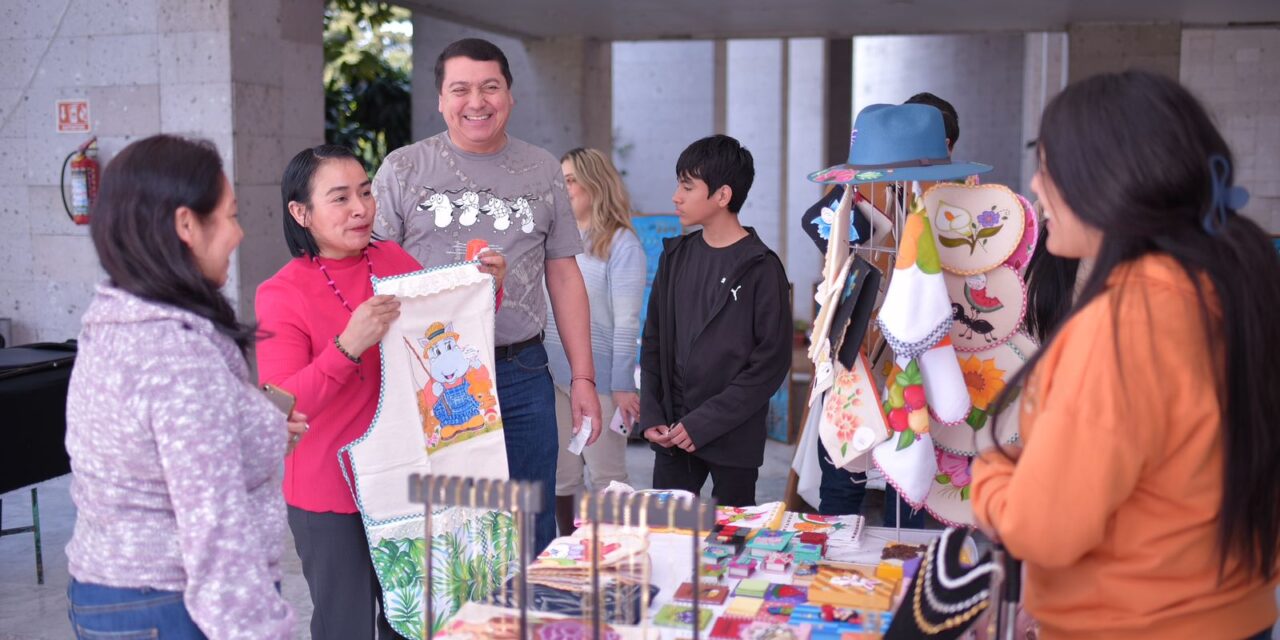 Exhiben en el Congreso del Estado artesanías de la región de Coatepec