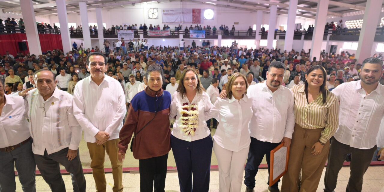 Rocío Nahle entrega permisos de pesca en la Laguna de Tamiahua