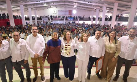 Rocío Nahle entrega permisos de pesca en la Laguna de Tamiahua