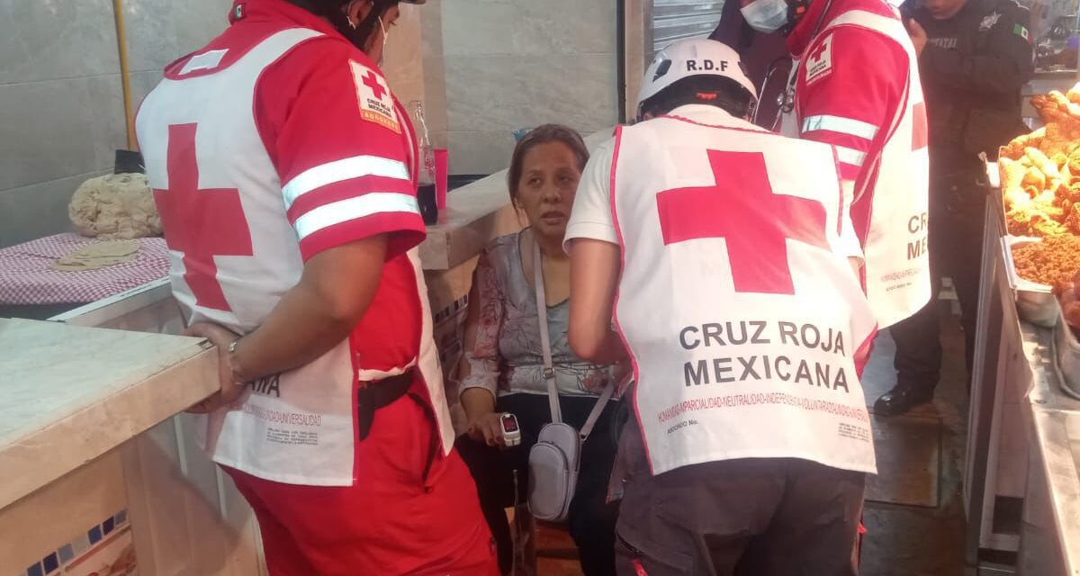 SSP y Cruz Roja auxilian a mujer con baja presión en el centro de Xalapa