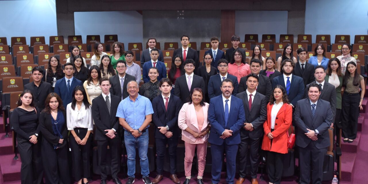 Atiende presidente de la Jucopo a estudiantes de Derecho