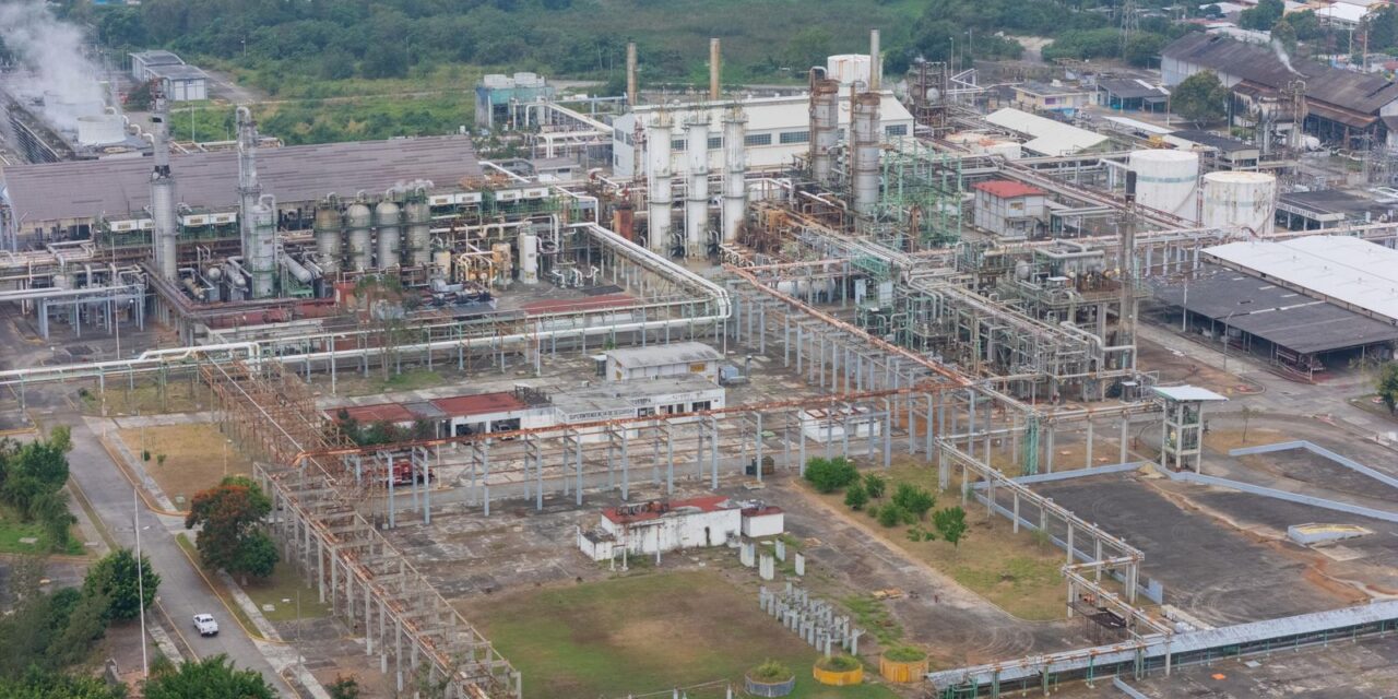 Apuesta Sheinbaum por rescate de la petroquímica nacional; recorre complejo petroquímico Escolín