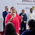 Entregan mil 470 tarjetas de la beca Rita Cetina en Xalapa