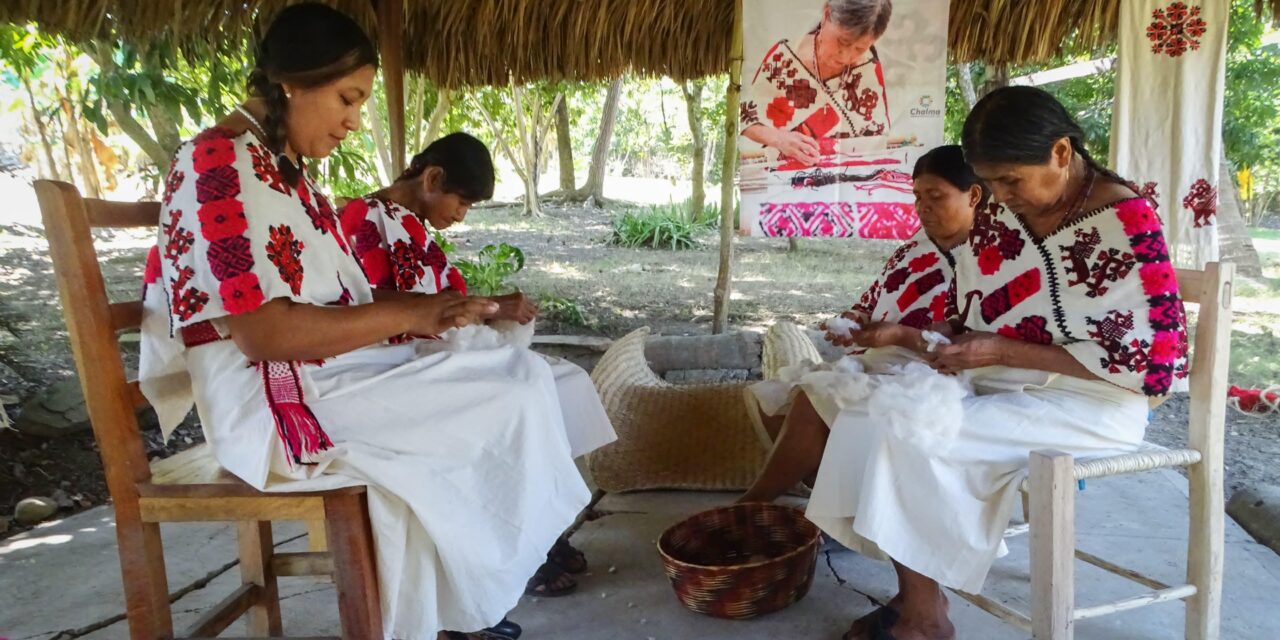 Tejiendo identidad, artesanas de Chalma transmiten el legado del Quexquémitl