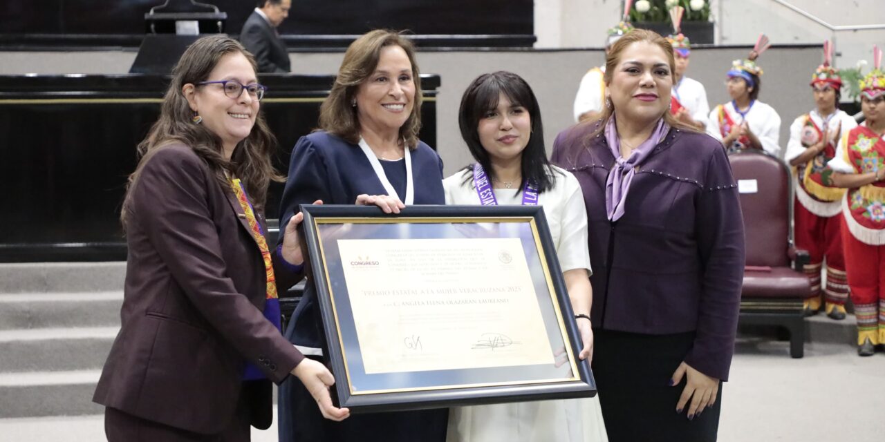 Gobernadora entrega el Premio Estatal a la Mujer a la mejor estudiante del mundo